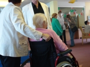 https://lmse-ppd.lemediasocial-emploi.fr/media/cache/articles_thumbnail/uploads/images/articles-small/5e14b0db3d54d_Ehpad famille AdobeStock.jpeg